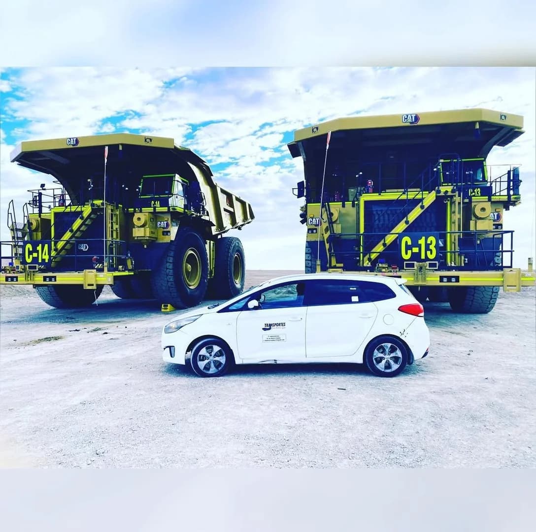 Vehículo de Transportes San Andrés junto a operación minera